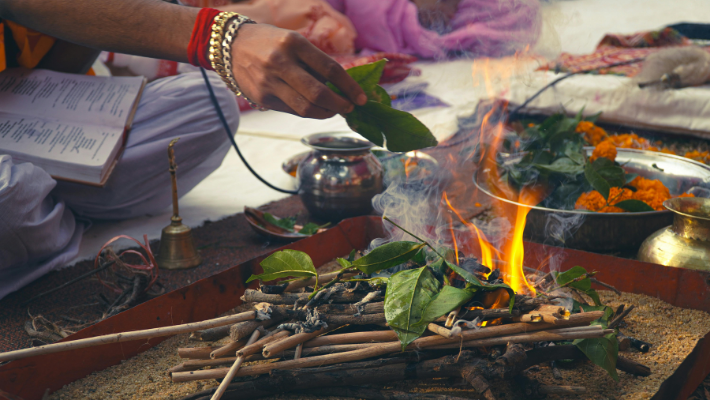 Traditional Hindu Ceremony with Ritual Fire - uitvaart rituelen - religie - cultuur - rememberme belgium - afscheidsrituelen