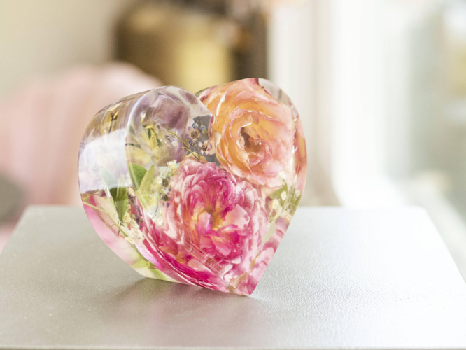 Rouwbloemen prepareren door Floral Stories - epoxy