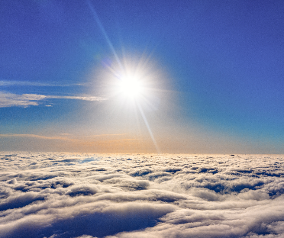 zon boven de wolken