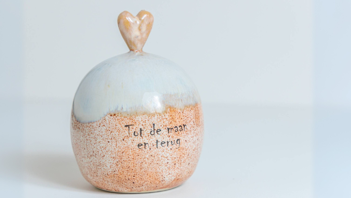 tot de maan en terug urn - pabloos pottery